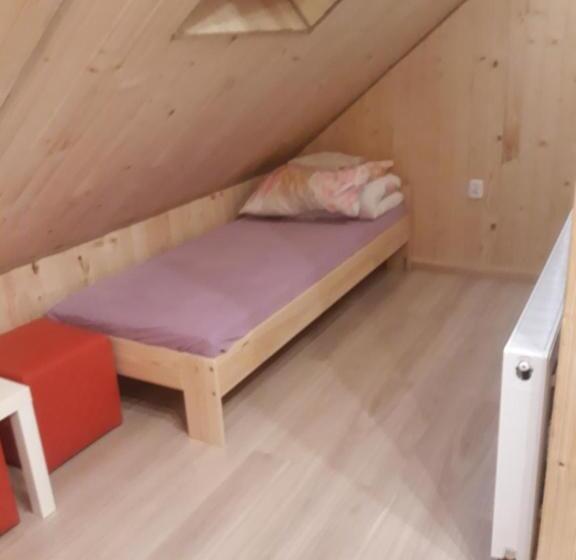 标准间, Domek Pod Akacjami