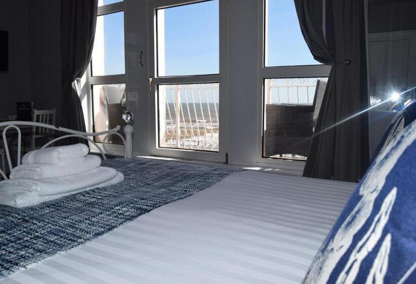 Classic room with balcony, The Blenheim