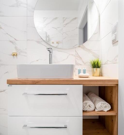 اتاق استاندارد چهارنفره با بالکن, Helios Apart