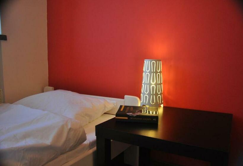 اتاق استاندارد یک تخته با سرویس بهداشتی مشترک, Hello Hostel & Apartments