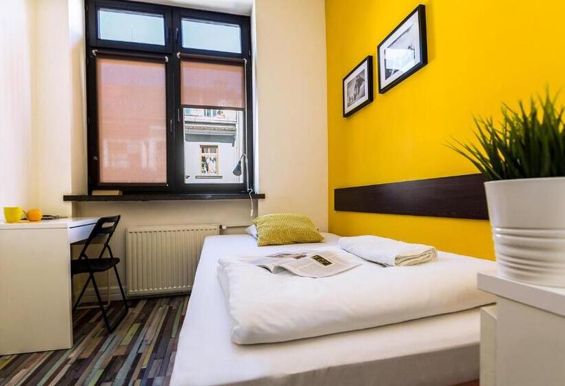 اتاق استاندارد یک نفره, Hello Hostel & Apartments