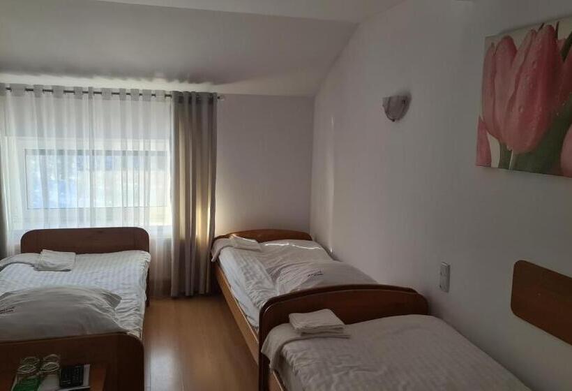 标准三人间, Motel Za Miedzą