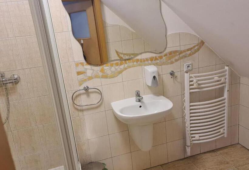 标准三人间, Motel Za Miedzą
