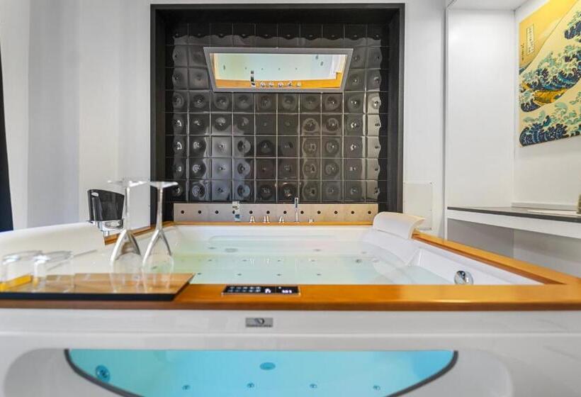 Люкс Кровать Кинг, Ukiyo Suites And Rooms