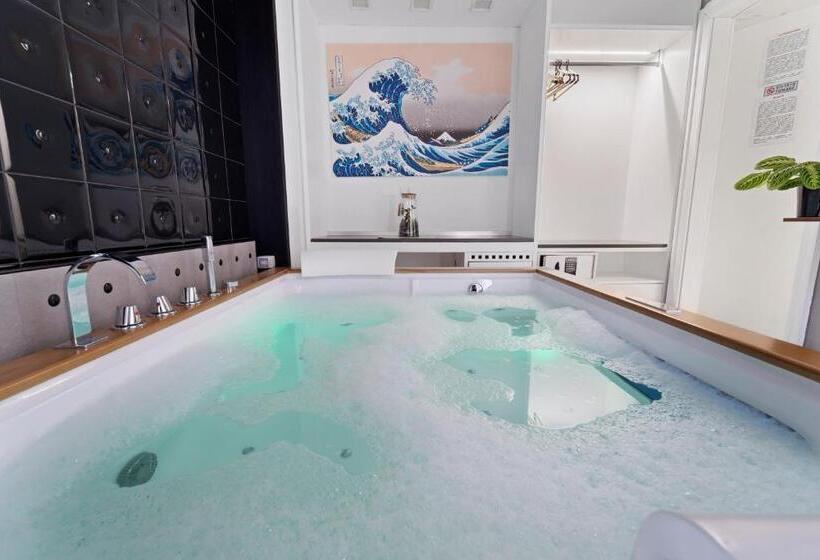 Люкс Кровать Кинг, Ukiyo Suites And Rooms