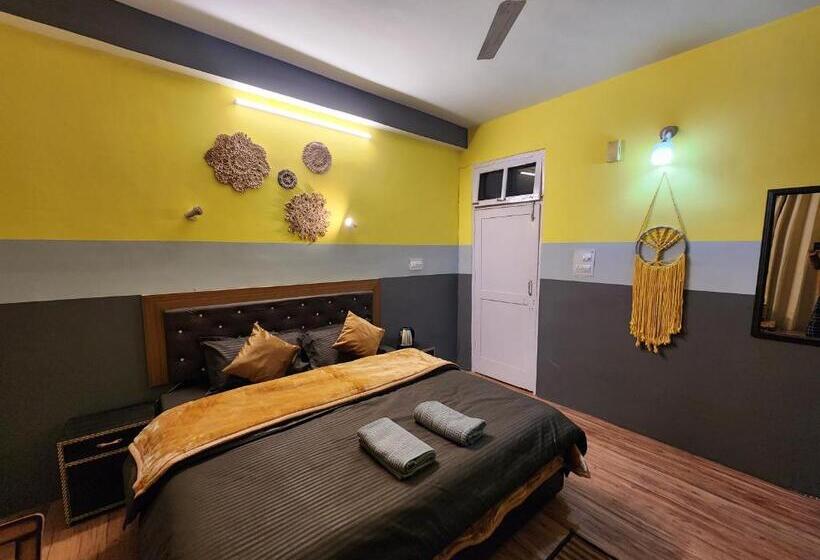 디럭스 룸, Woodzo Kasol