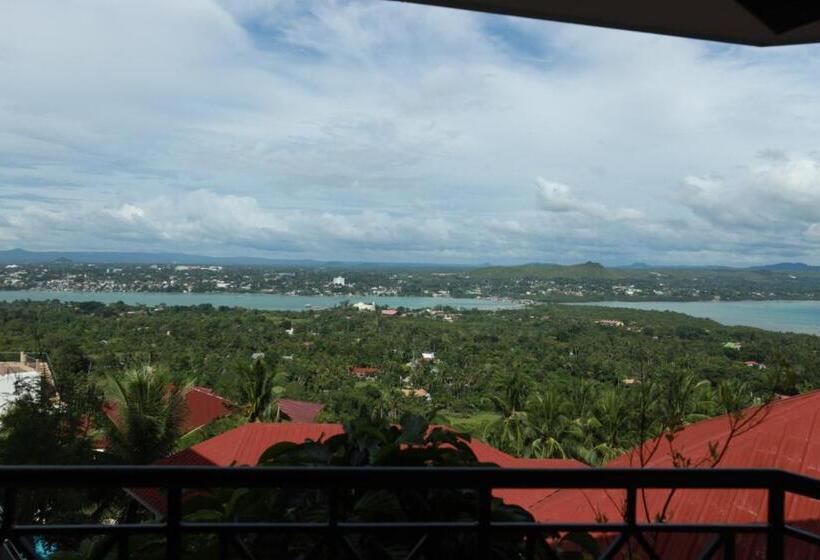اتاق لوکس با بالکن و چشم‌انداز دریا, Bohol Plaza Mountain Resort And Restaurant