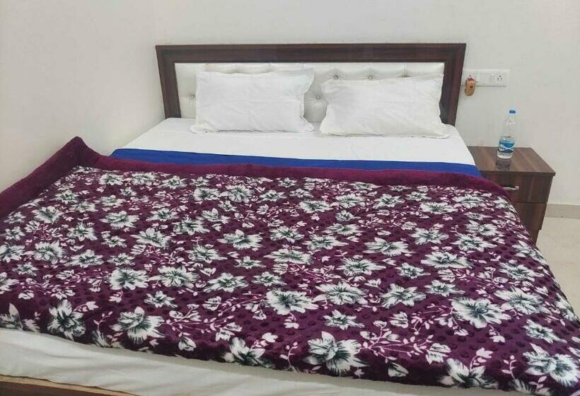 Трехместный Номер Классика, Oyo 70355  Shaurya