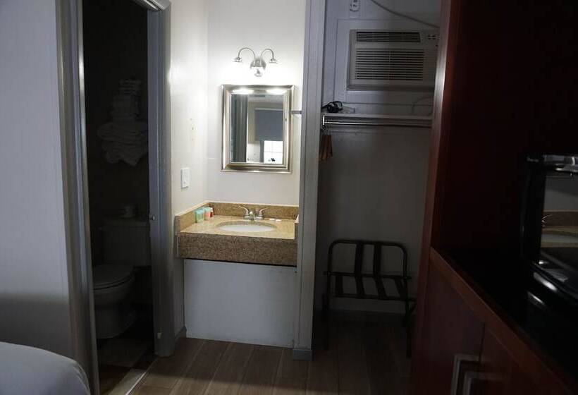 Номер Стандарт 2 Двуспальные Кровати, Harvest Drive Family Inn  Renovated Rooms