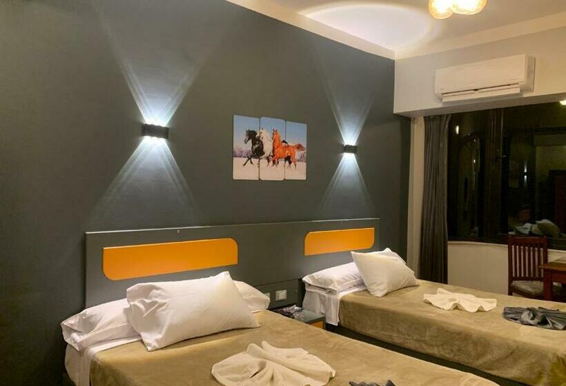 Deluxe Room, Royal