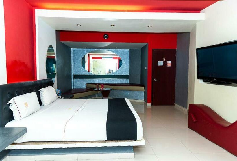 استودیوی لوکس, Dluxe Auto Hotel Adults Only