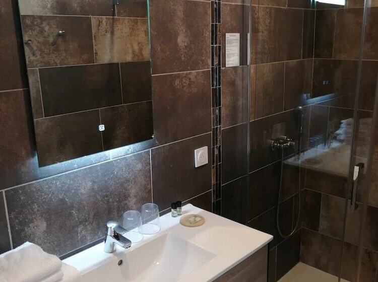 Четырехместный Номер Стандарт, Auberge Ferayola