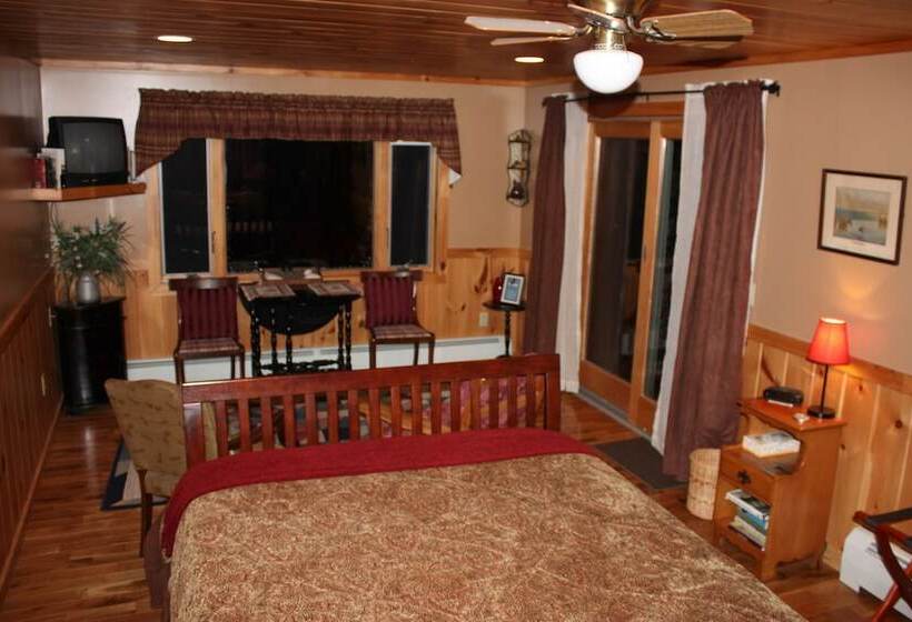 Номер Deluxe Вид на Озеро, Kiwassa Lake Bed & Breakfast