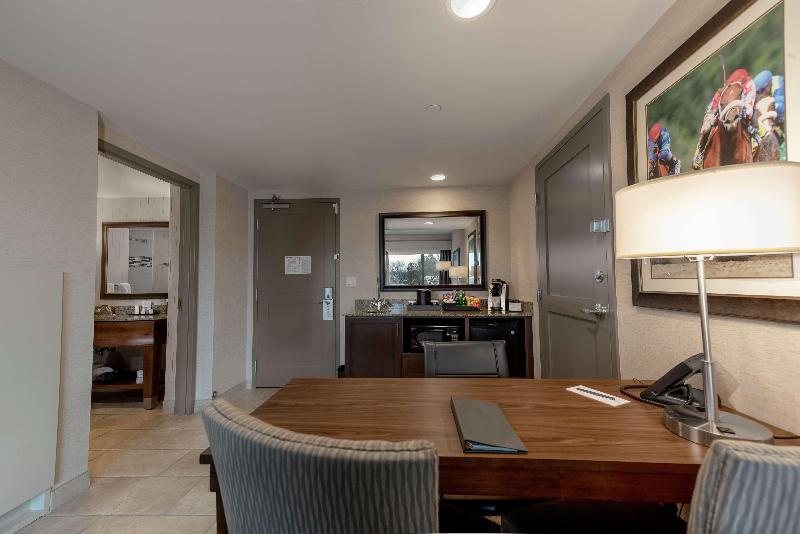 Люкс Кровать Кинг, Embassy Suites Saratoga Springs