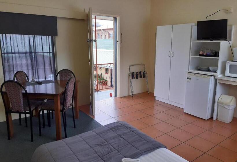 패밀리 룸, Inverell Motel