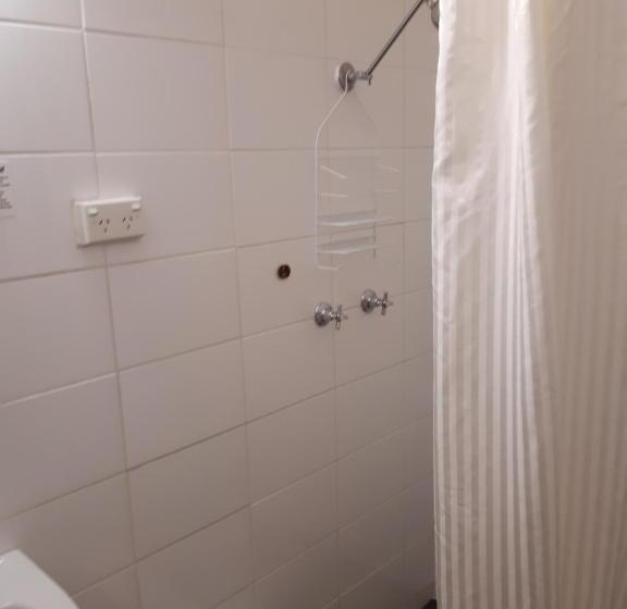 패밀리 룸, Inverell Motel
