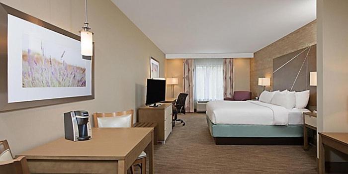 Люкс Кровать Кинг, Holiday Inn Express & Suites New Cumberland, An Ihg