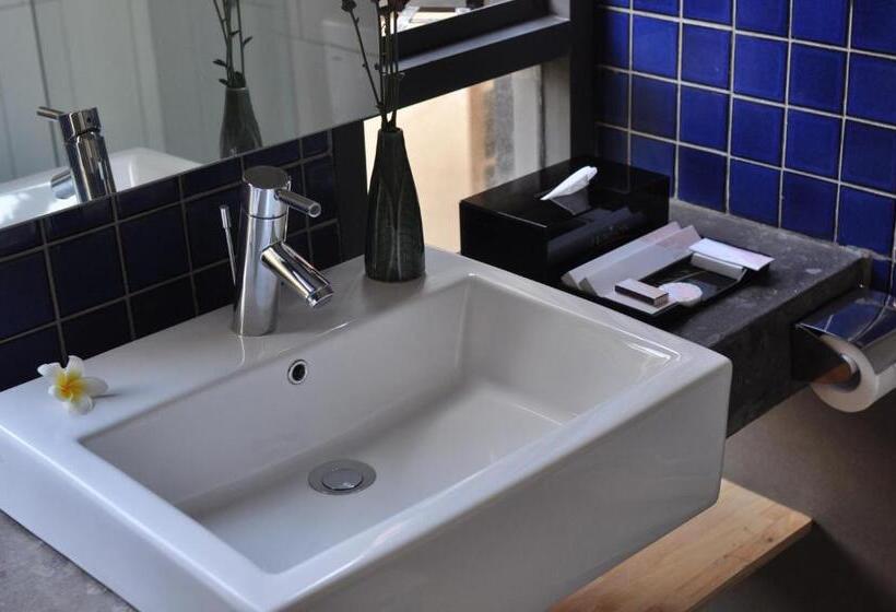 اتاق لوکس با تخت بزرگ, Liberta Hotel Jimbaran