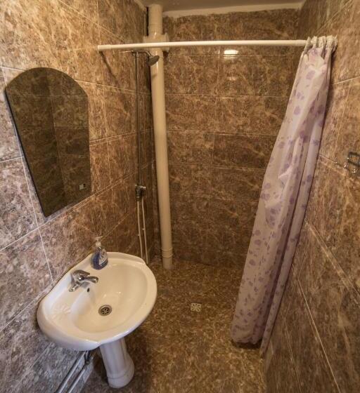 تختخواب در اتاق مشترک, Danista Nomads Tour Hostel