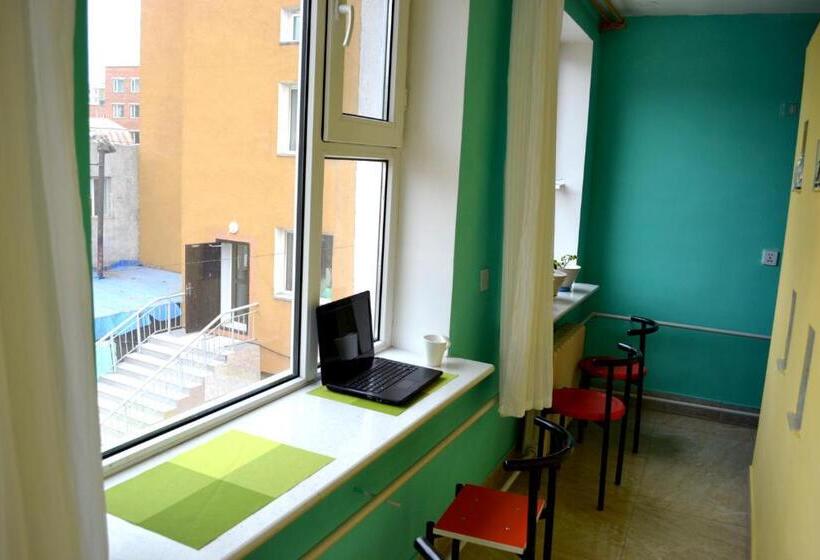 تختخواب در اتاق مشترک, Danista Nomads Tour Hostel