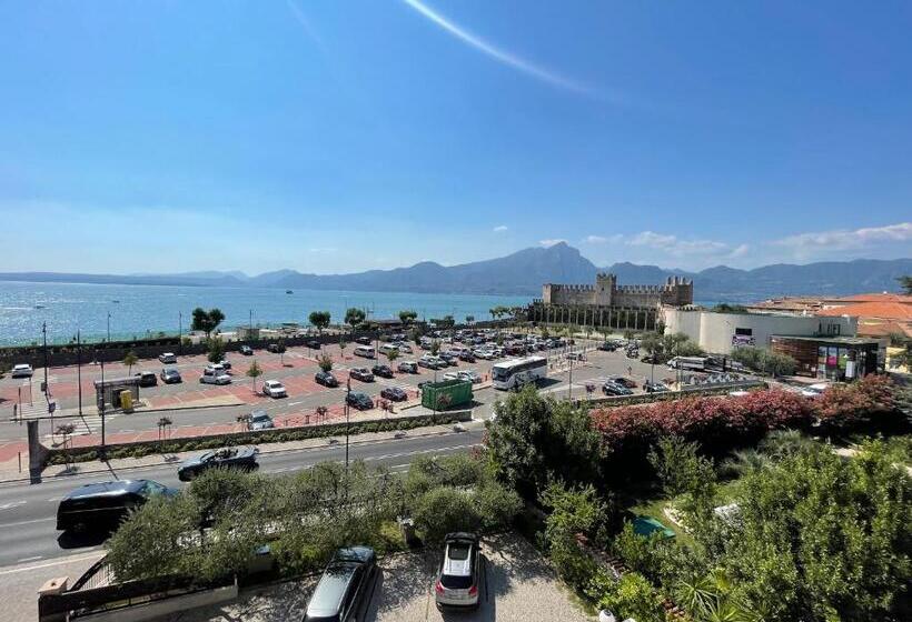اتاق لوکس با چشم‌انداز دریاچه, Al Castello