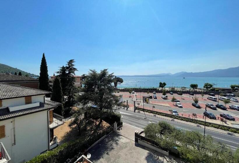 اتاق لوکس با چشم‌انداز دریاچه, Al Castello