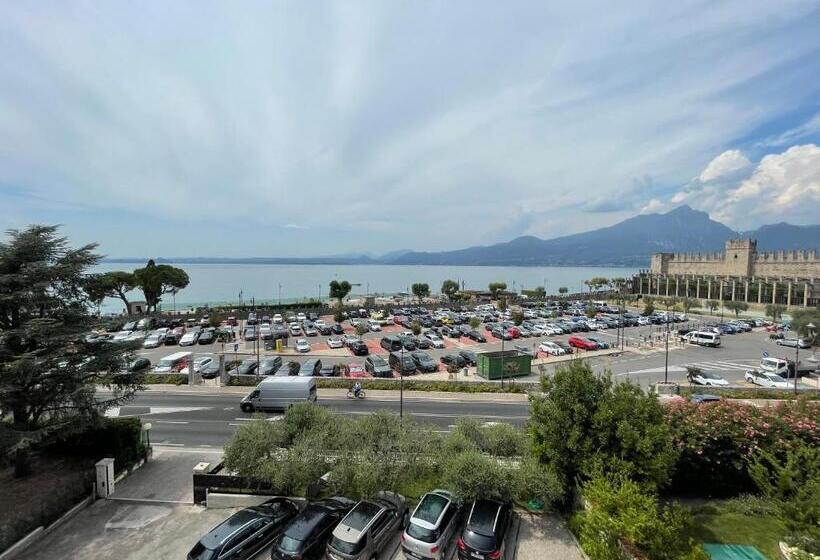 اتاق لوکس با چشم‌انداز دریاچه, Al Castello