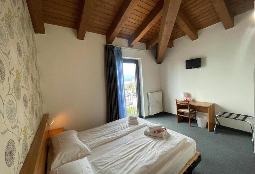 اتاق لوکس با چشم‌انداز دریاچه, Al Castello