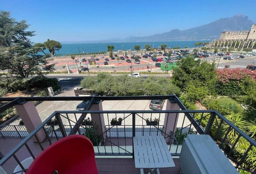 اتاق لوکس با چشم‌انداز دریاچه, Al Castello