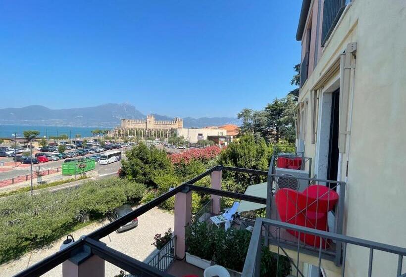 اتاق لوکس با چشم‌انداز دریاچه, Al Castello