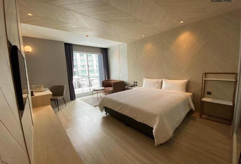 استودیو استاندارد با چشم‌انداز استخر, Golden City Rayong