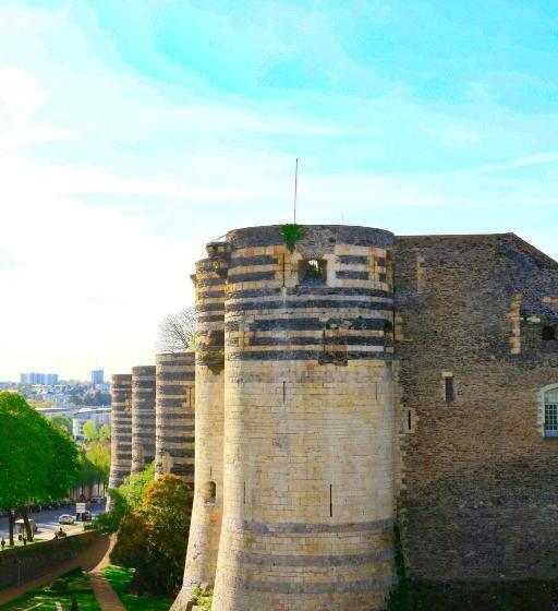 Трехместный Номер Классика, Logis Hôtels  Hôtel Marguerite D Anjou Angers Château