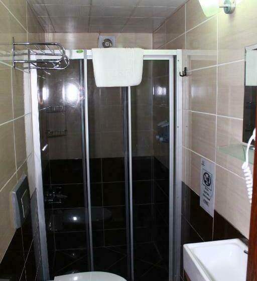 Economy Triple Room, Sinopsis Resort Otel