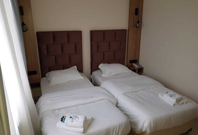 اتاق اکونومی, Sinopsis Resort Otel