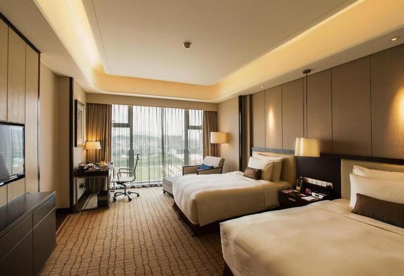 Deluxe room with river view, Crowne Plaza Guangzhou Zengcheng, An Ihg Hotel  Canton Fair Free Shuttle Bus