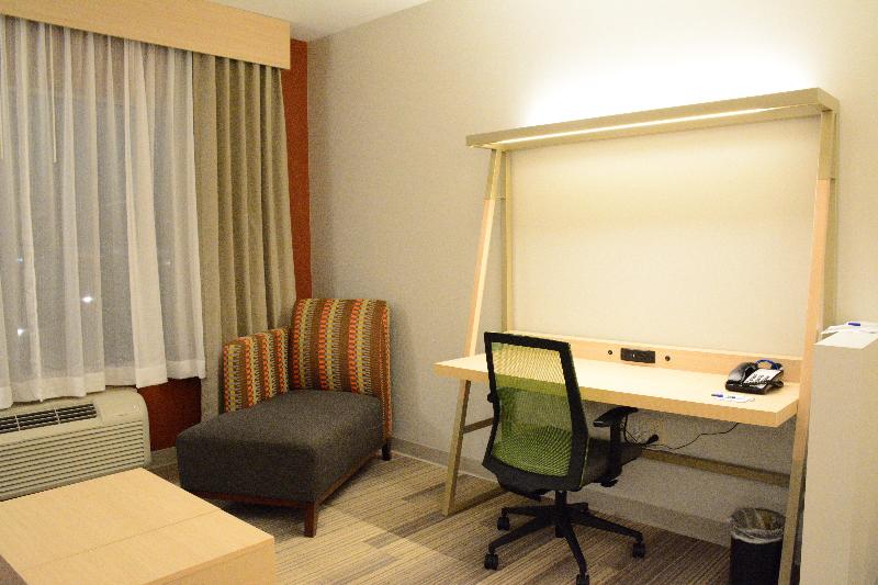 스위트 킹사이즈 침대, Holiday Inn Express & Suites Lexington Park California, An Ihg