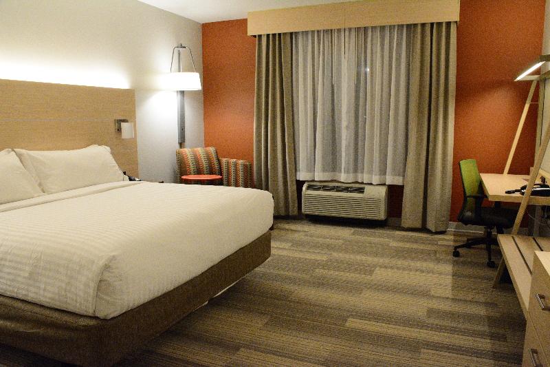 이그제큐티브 룸 킹사이즈 침대, Holiday Inn Express & Suites Lexington Park California, An Ihg