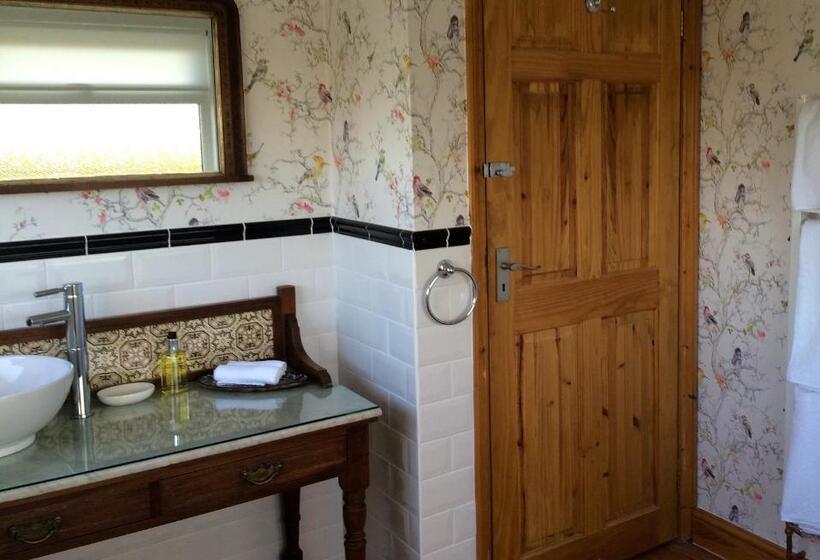 اتاق استاندارد سه تخته با چشم‌انداز باغ, Fourwinds B&b