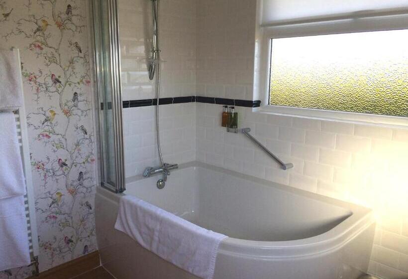 اتاق استاندارد سه تخته با چشم‌انداز باغ, Fourwinds B&b