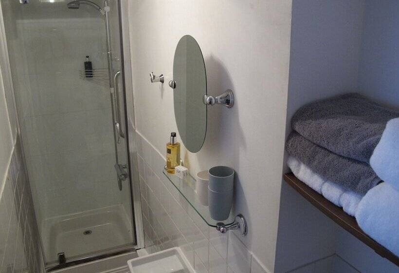 Номер Стандарт, Stone S Throw Guesthouse