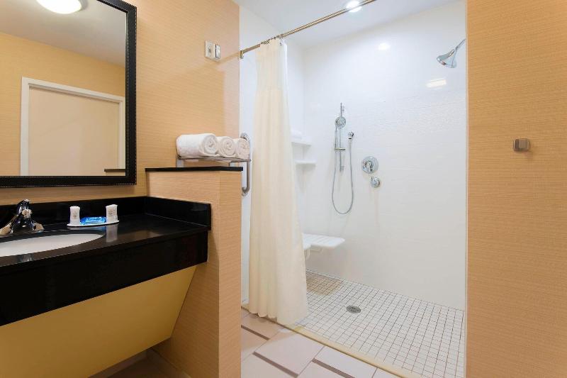 带大床的标准工作室, Fairfield Inn & Suites By Marriott Tampa Westshore/airport