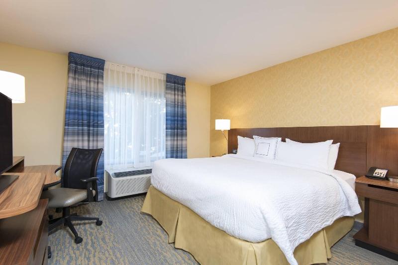 带大床的标准工作室, Fairfield Inn & Suites By Marriott Tampa Westshore/airport