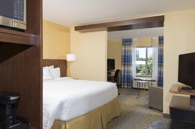 带大床的标准工作室, Fairfield Inn & Suites By Marriott Tampa Westshore/airport
