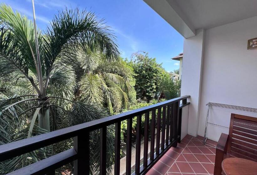 Трехместный Номер Стандарт Вид на Бассейн, Phuket Meet Holiday Hotel Rawai 普吉岛相遇花园度假酒店 拉威店