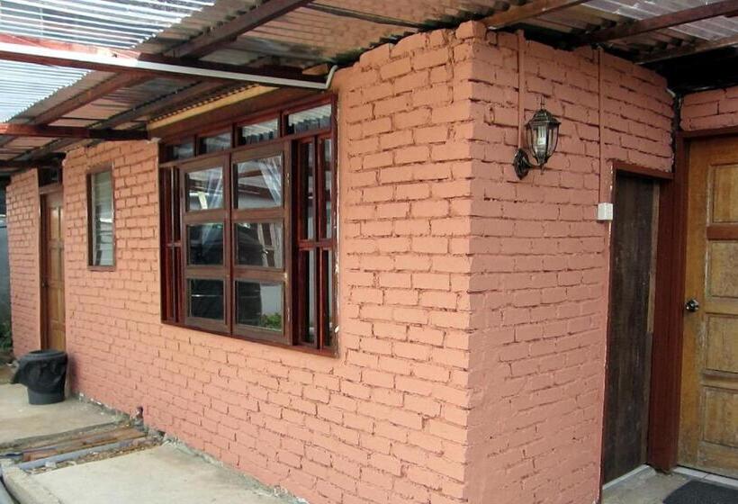 Хижина, Mile 36 Lodge