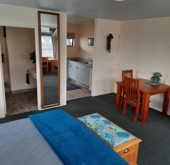 Студия Стандарт, Pembrooke Motor Lodge