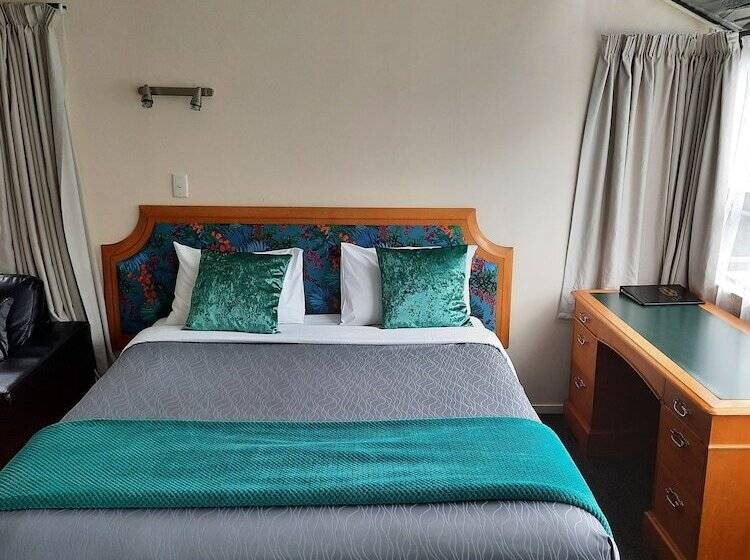 Студия Стандарт, Pembrooke Motor Lodge