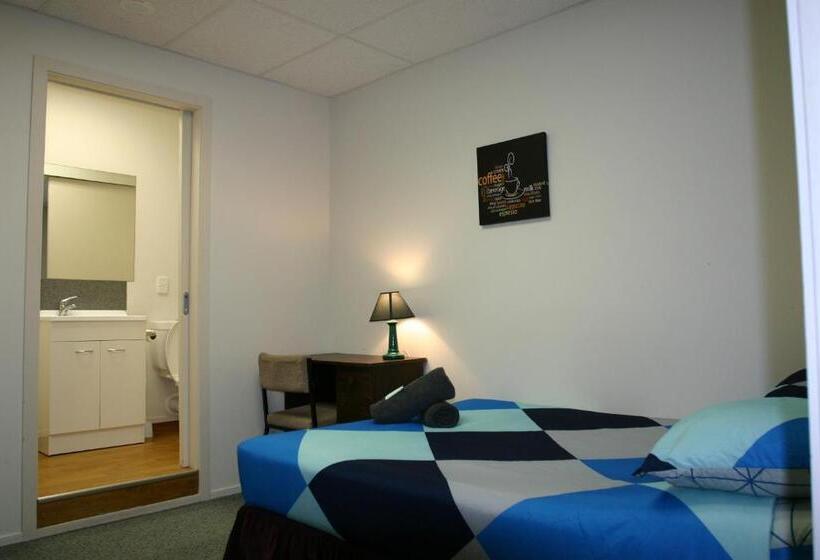 Номер Стандарт, Backpackers Central Hamilton