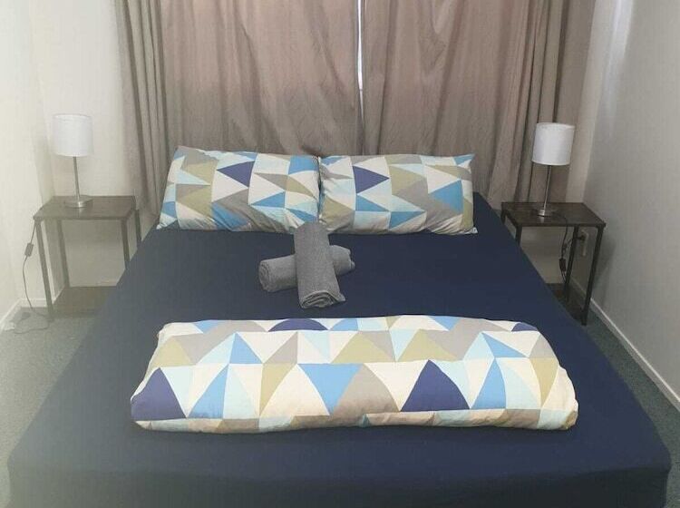 Номер Стандарт, Backpackers Central Hamilton