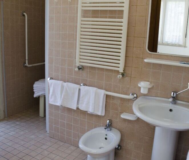 اتاق استاندارد چهار تخته, Albergo Cenni